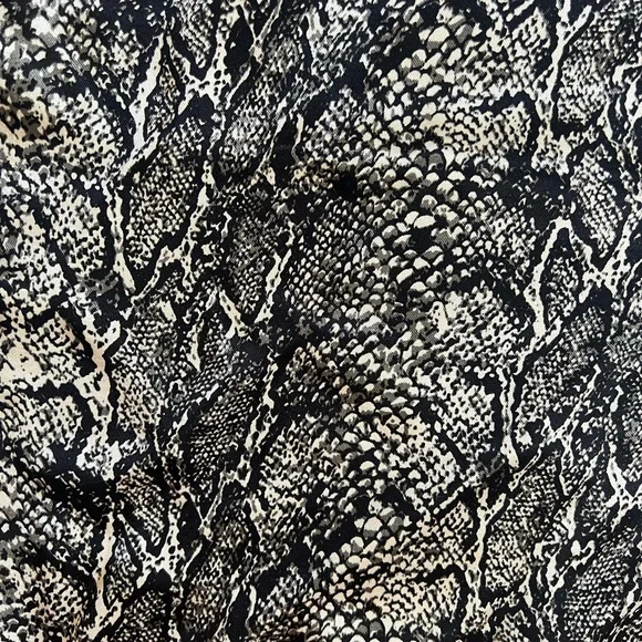 ZARA A Sexy, satiny, silky, snake print statement shirt with collar & cuffs ❣️ - Picture 2 of 8